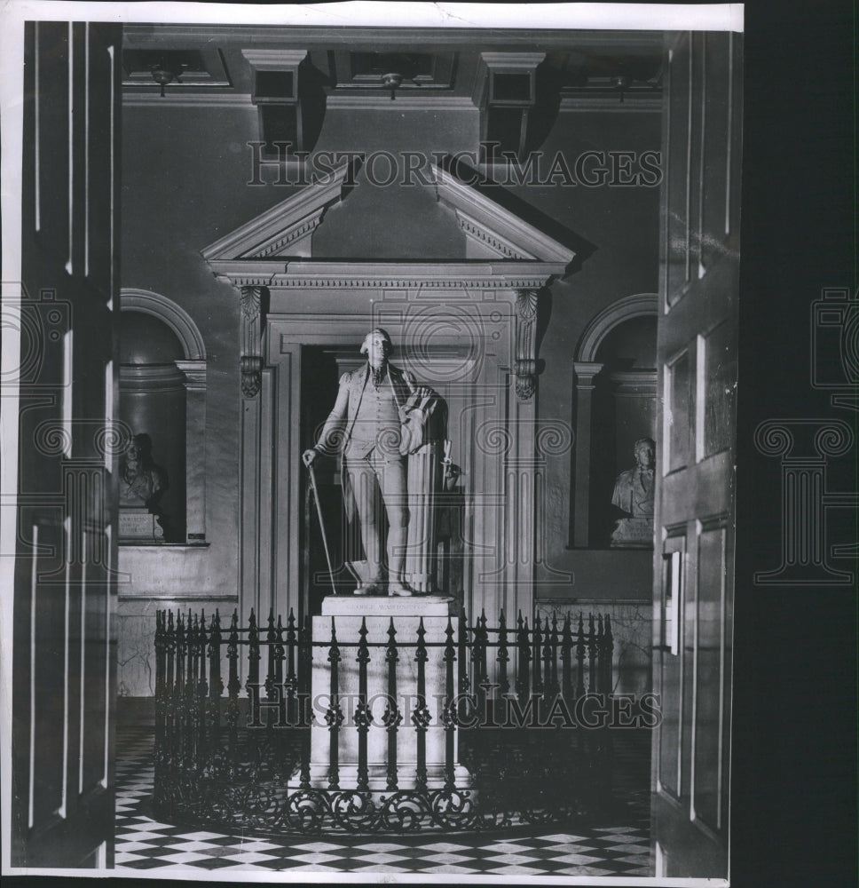 1957 George Washington's statue - Historic Images