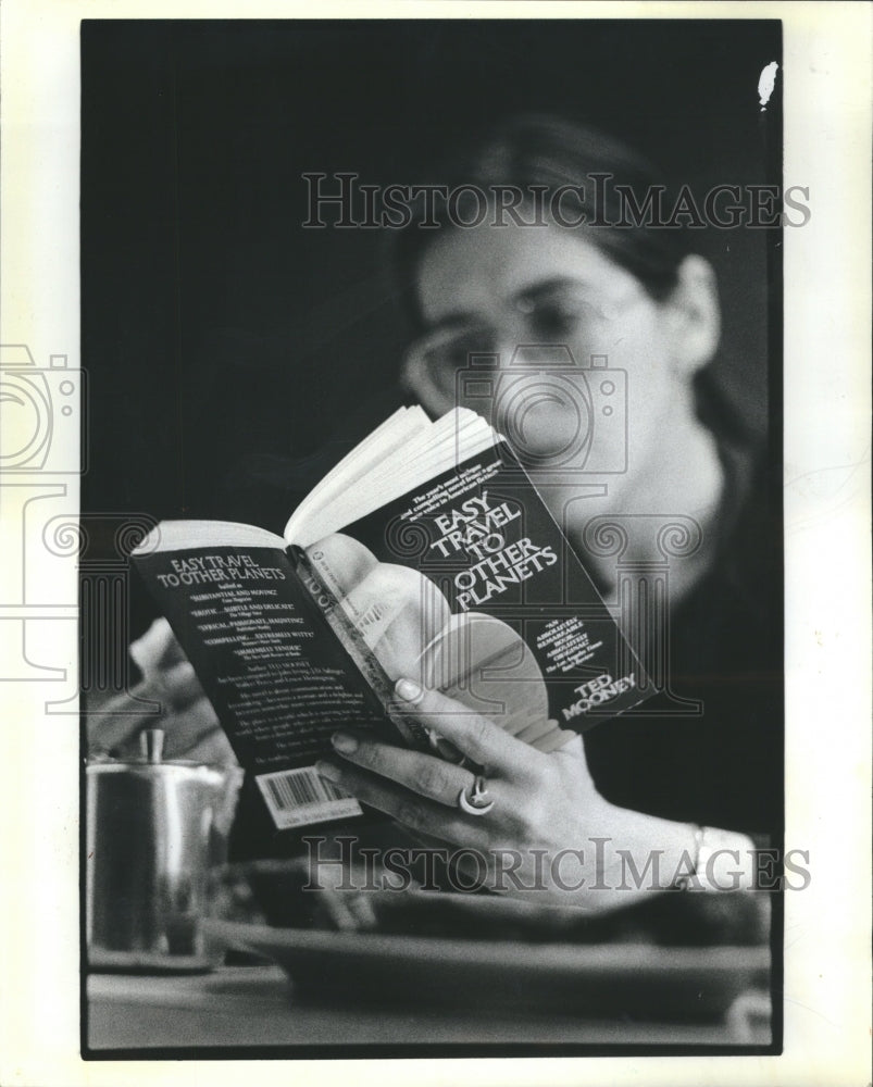 1983 Cozy regular Judith Berger reads a sci - Historic Images