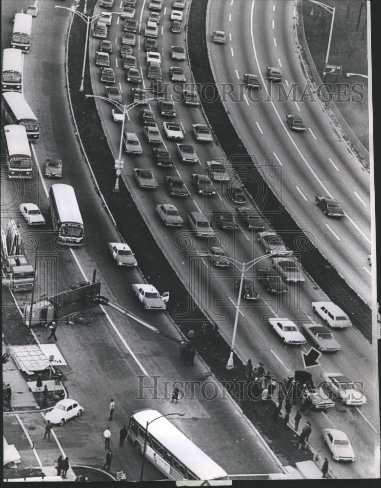 1970 Press Photo Crane Topples Highway Hits Car Addison - Historic Images