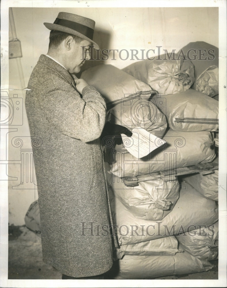 1959 Cranberries Confiscated US Deputy - Historic Images