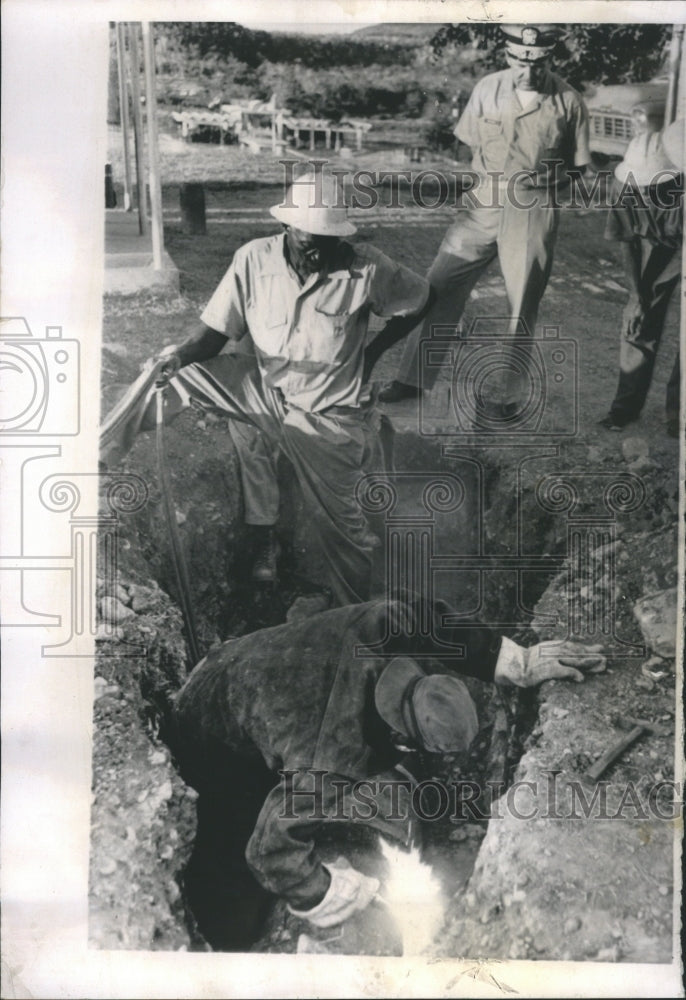 1964 Cuban Pipeline Workers Digging Joint - Historic Images