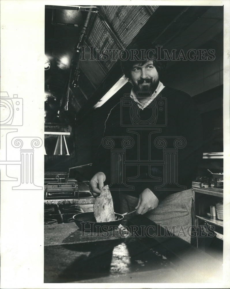 1981 John Davis Making Crepes Cooking - Historic Images