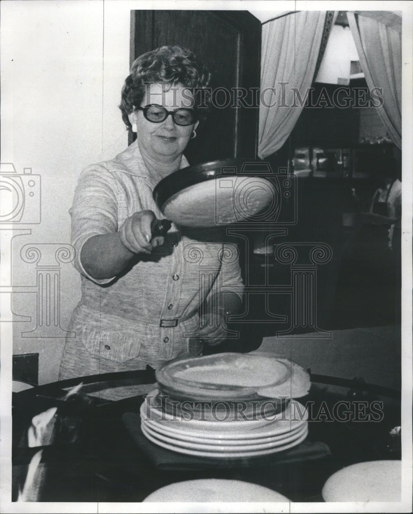 1976 Press Photo Mable Hoffman Cooking Crepes Magic Pan - Historic Images