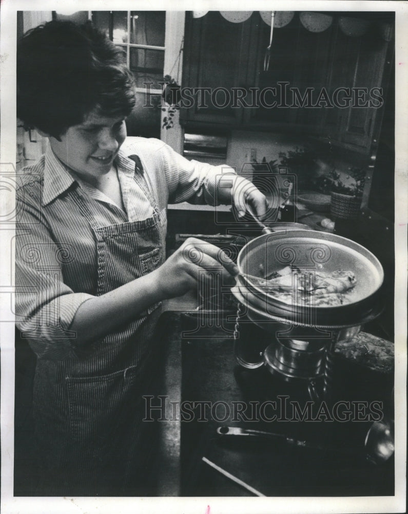 1976 Harry Cooking Crepes Flambe - Historic Images