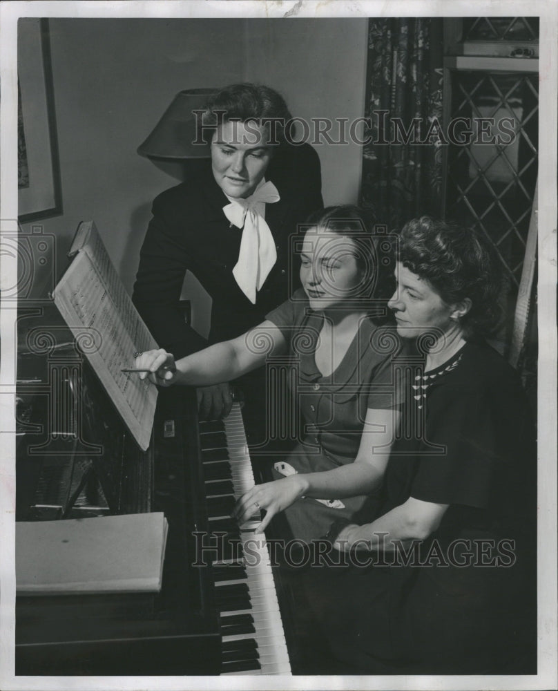 1948 Julia Sturges Singer Hartwick Perform - Historic Images