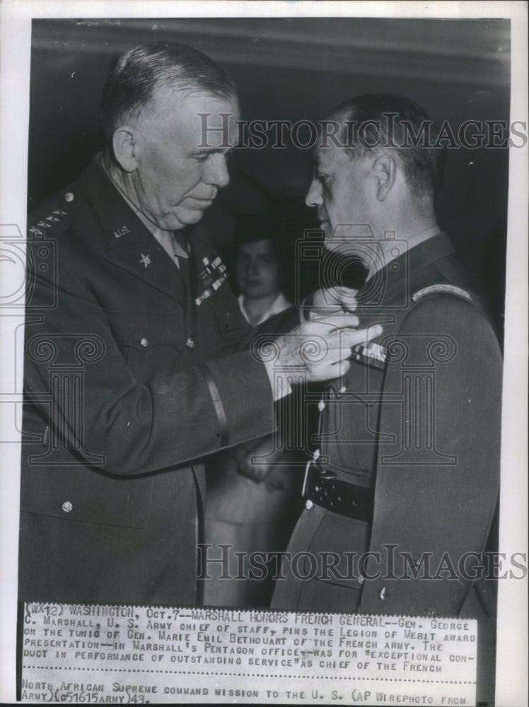 1943 Marshall Honors General Bethouart - Historic Images