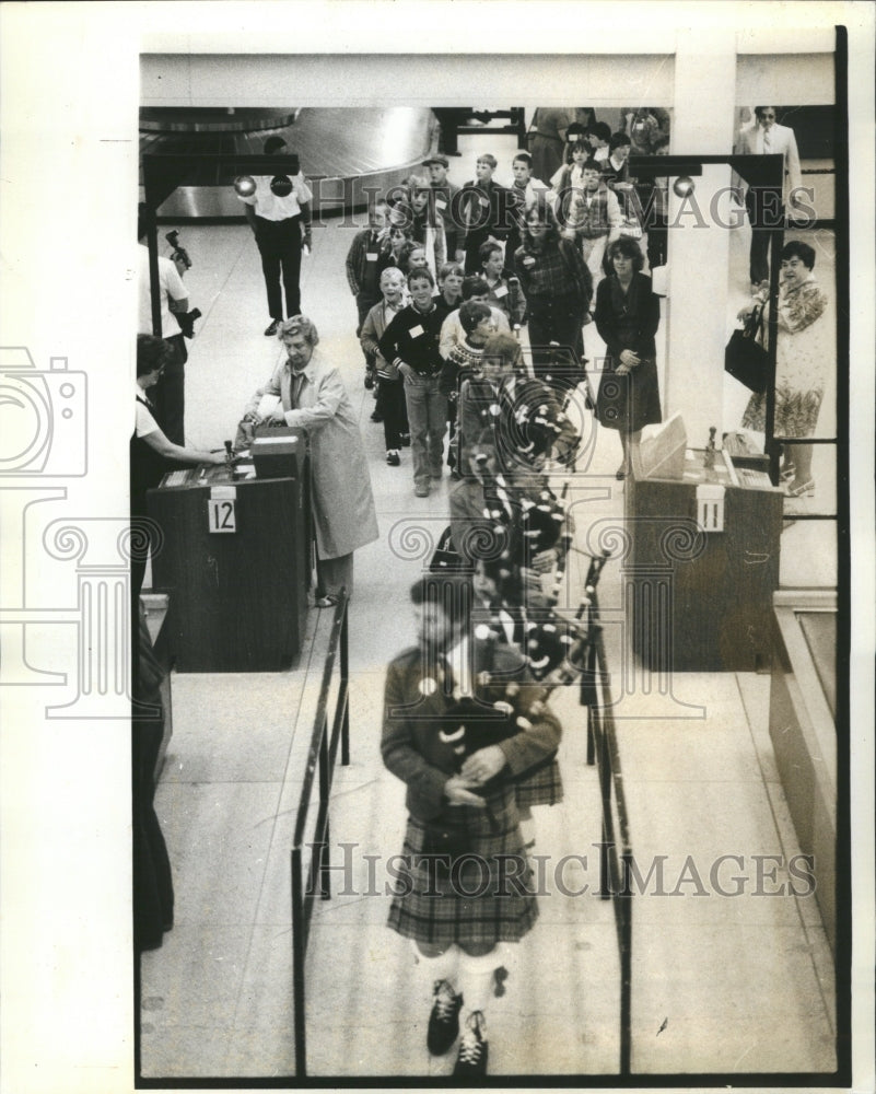 1982 99 Ulster Children visit OHare Airport - Historic Images