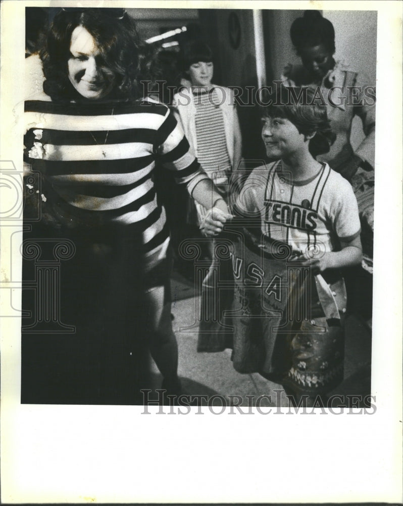 1983 Irish child displays american t-shirt - Historic Images