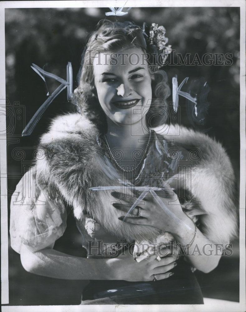 1940 Suzanne Harris wearing norwegian fox - Historic Images