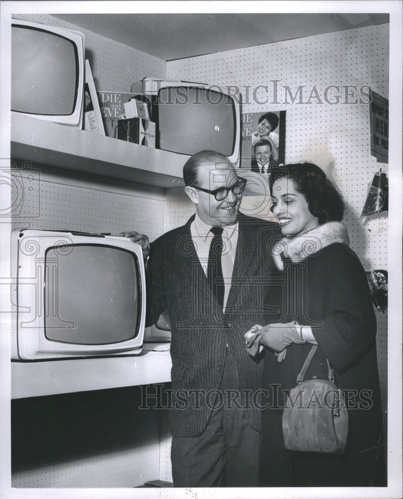1961 Press Photo Mrs. John Rowe Furniture Show Detroit - Historic Images