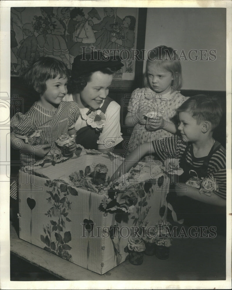1943 Press Photo Northwestern Children North Shore - Historic Images
