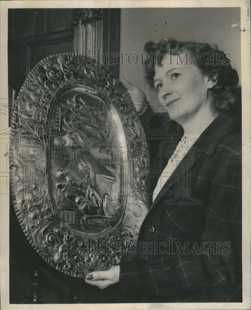 1949 Mrs. Carol Burnette with 17th century - Historic Images