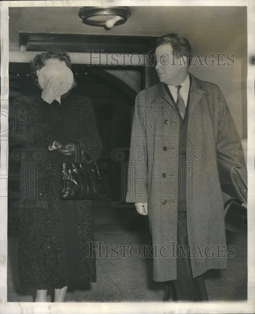 1953 Secret Witness hides face with hat - Historic Images