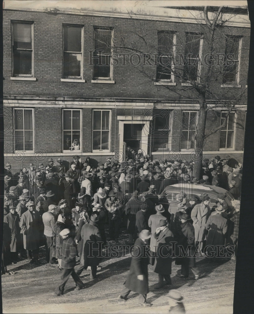 1946 United packaging Workers strike - Historic Images