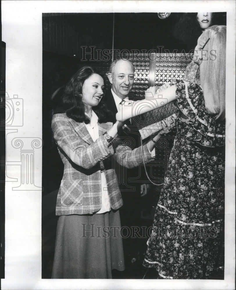 1978 tanley Winkelman Store Manager Janet - Historic Images