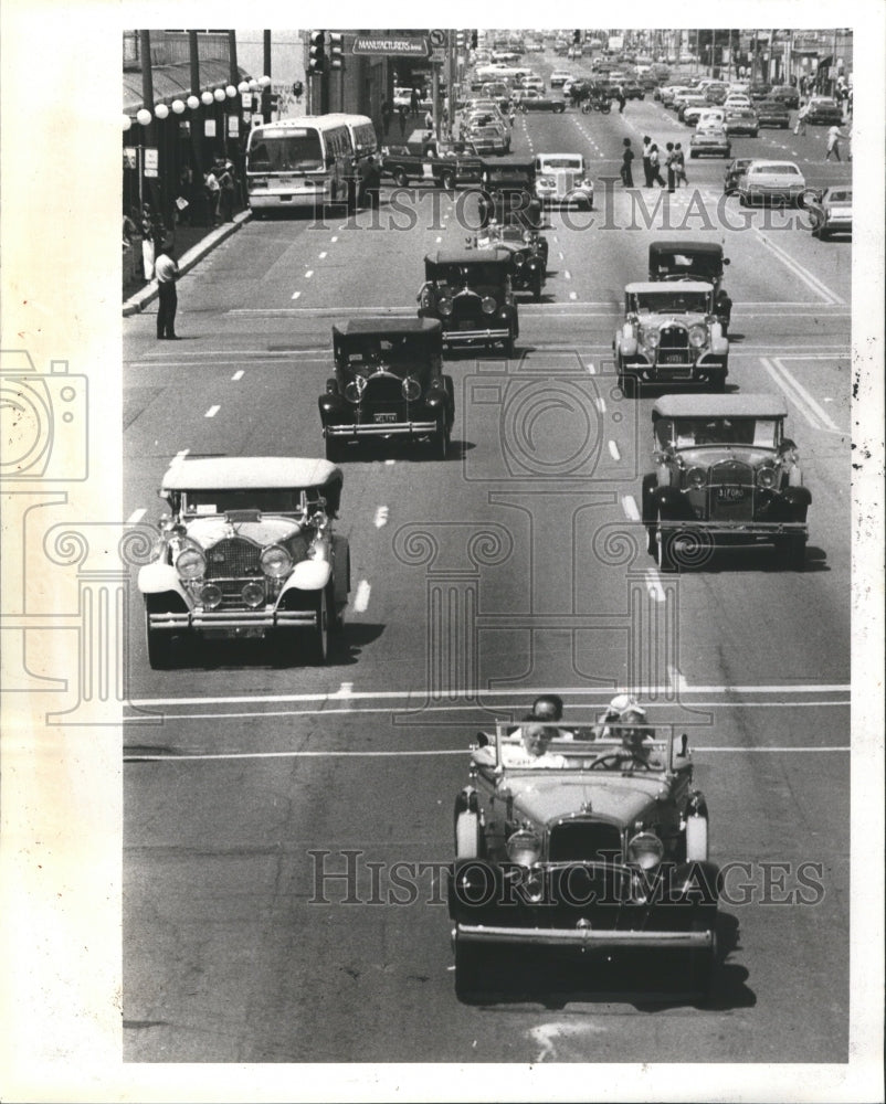 1960 New Cars Dot Center Area Canada ages - Historic Images