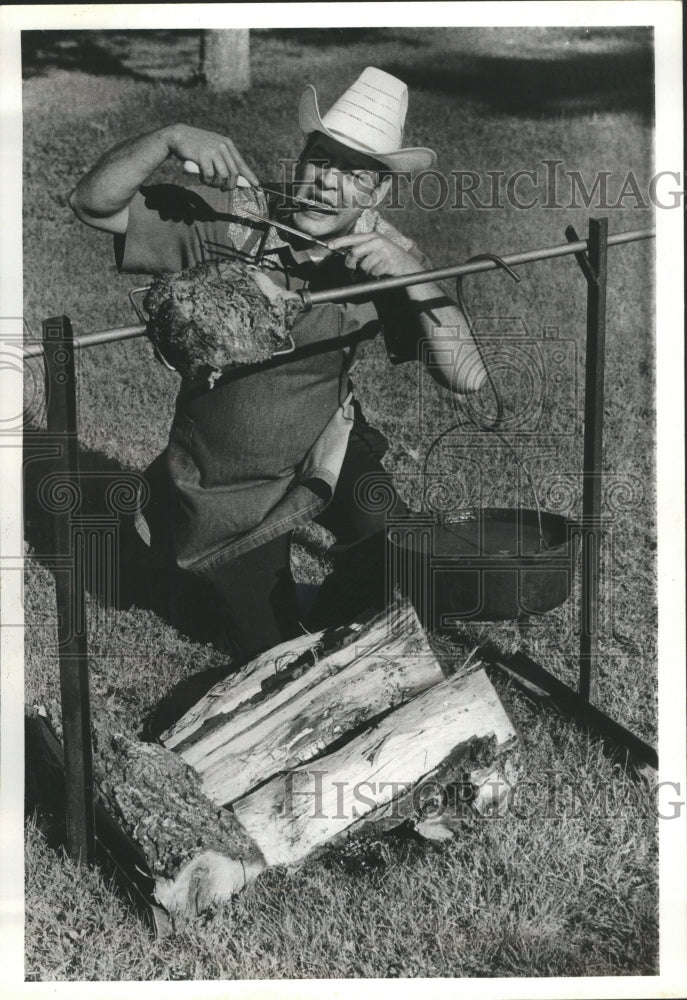 1979 Texas Pit Barbecue Cooking - Historic Images