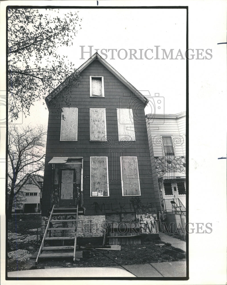 1986 Abandoned building waiting on ballot - Historic Images