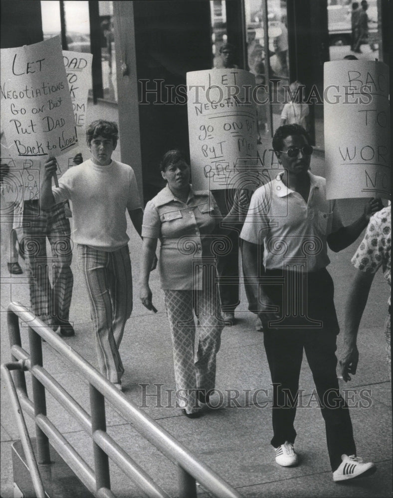 1974 Dirksen Federal Striking Workers - Historic Images
