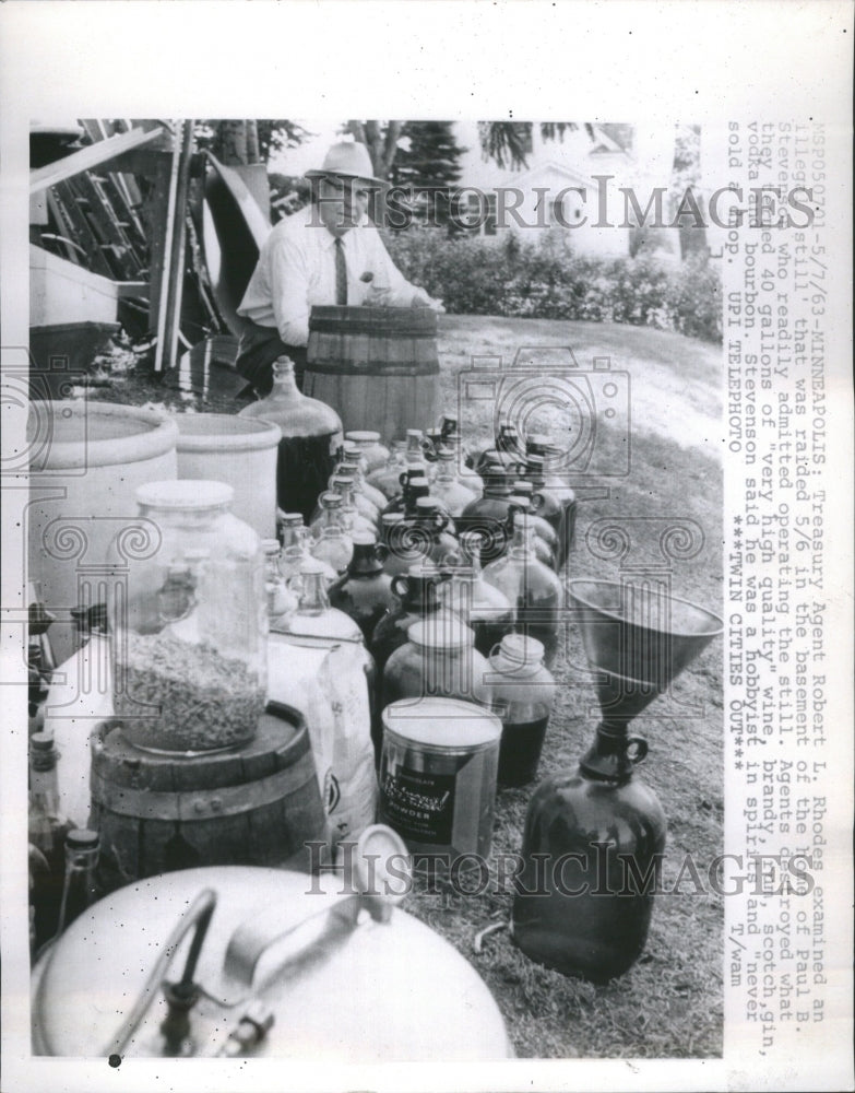 1963 Press Photo Illegal Still Agent Rhodes Examination - Historic Images