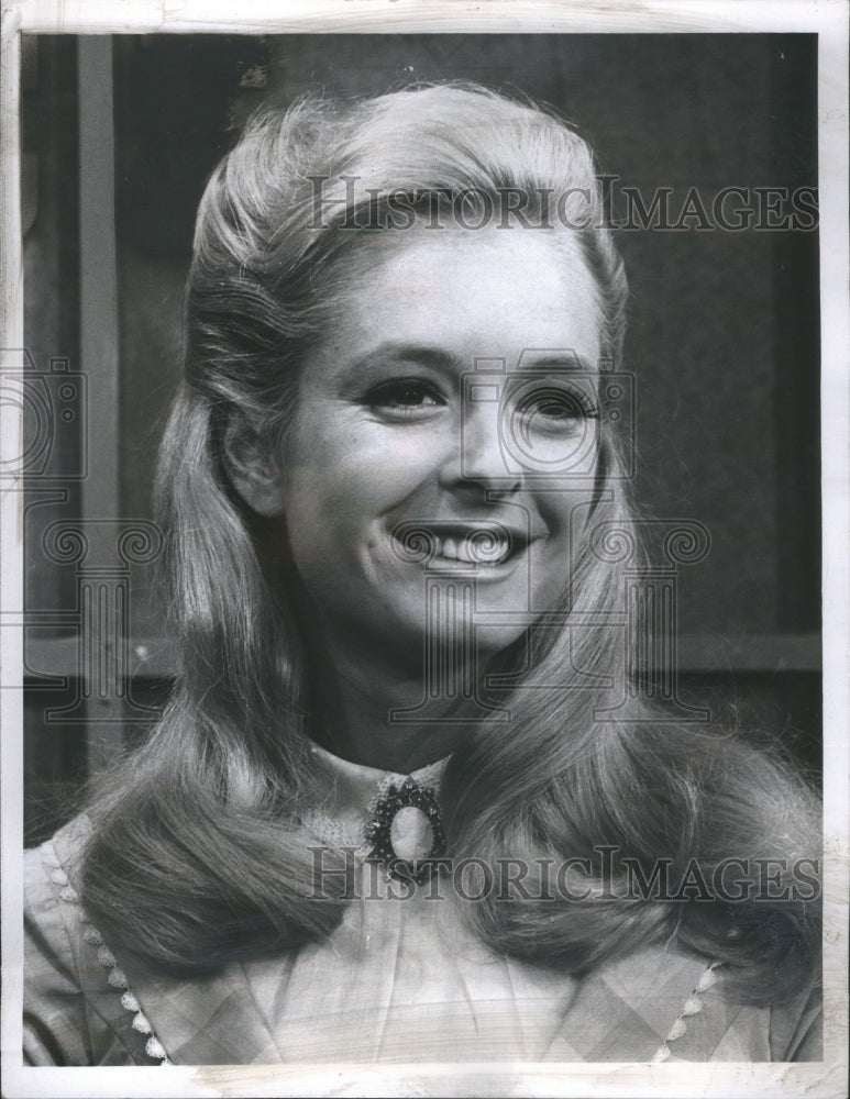1966 Carole Wills Actress Smiling - Historic Images