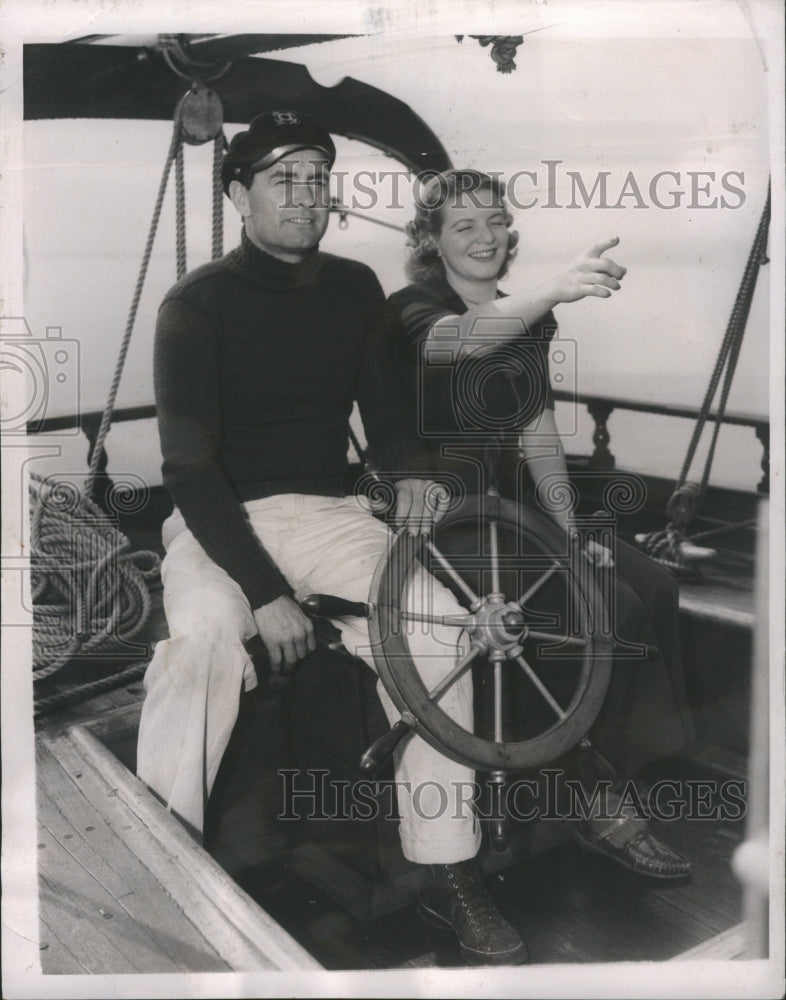 1940 Wilsey Stuntman Wife Sailing Ruana - Historic Images