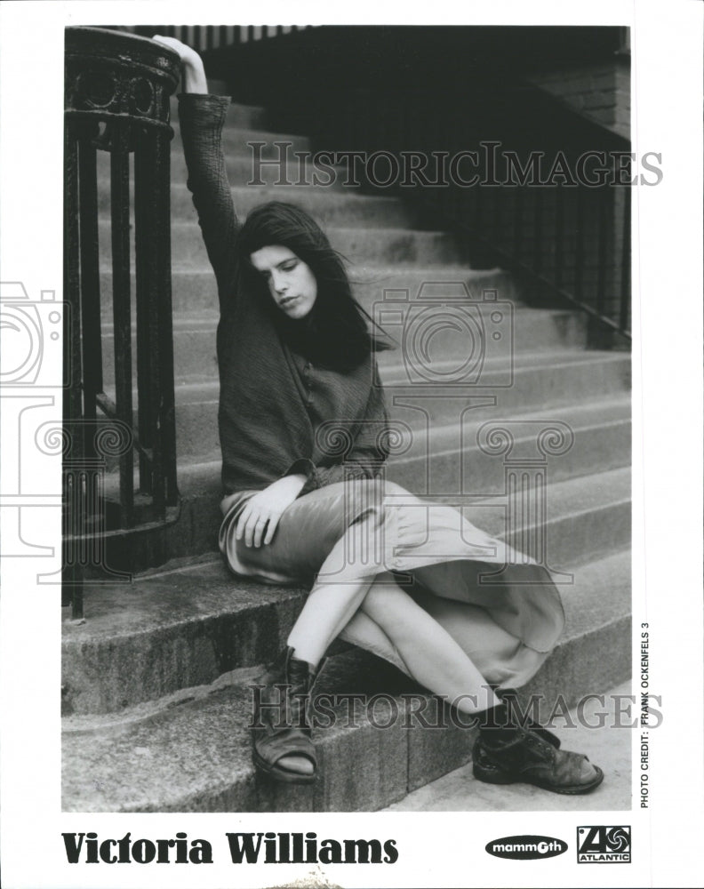 1995 Singer Victoria Williams Outside Steps - Historic Images