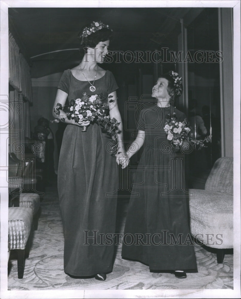 1962 Press Photo Wedding Photo of Bride and flower girl - Historic Images