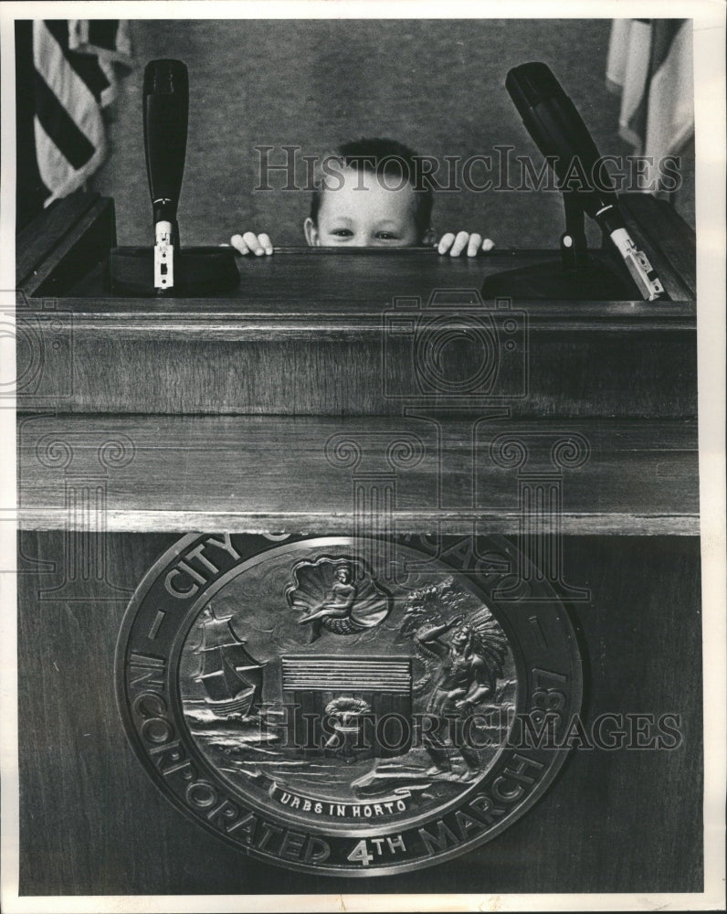 1986 Child invaded mayor office - Historic Images