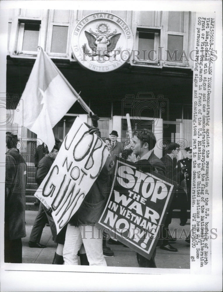 1966 Press Photo Vietnam Protest US Mission UN - Historic Images