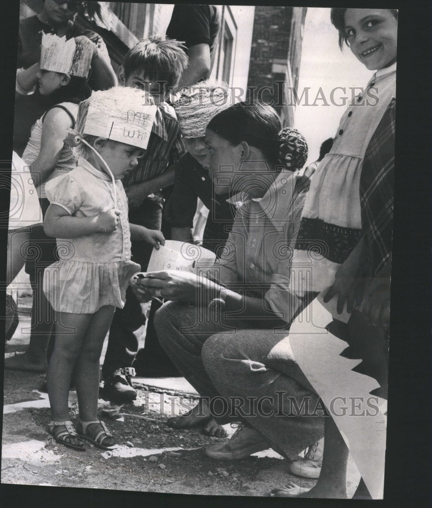 1971 Terri D'Ancona Helping Children - Historic Images