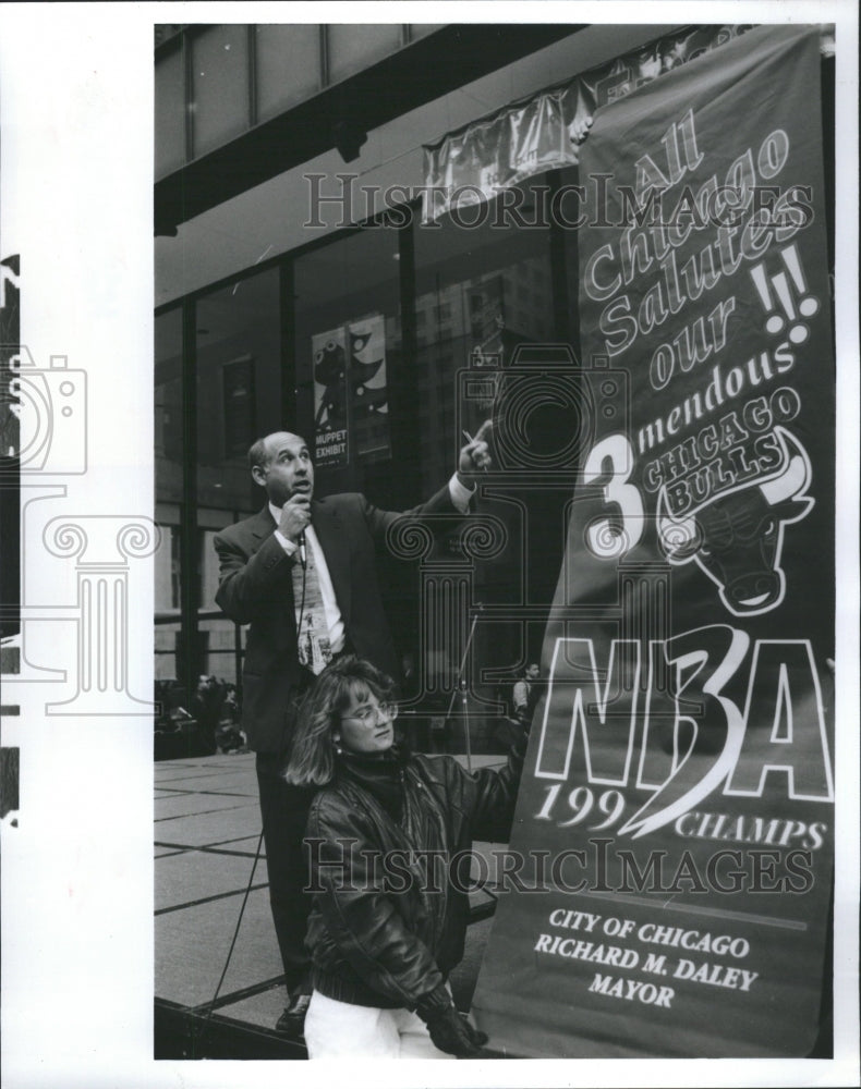 1993 Chicago Bull Banner Auction Jeff Brown - Historic Images