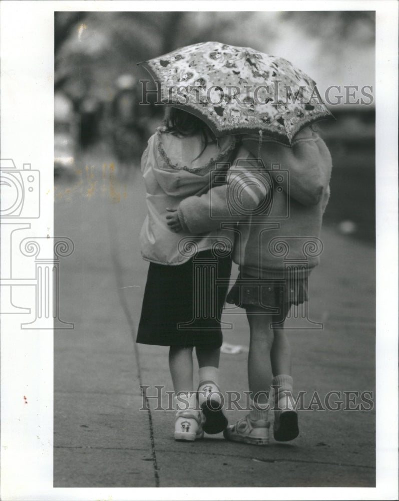 1991 Friends Share Parasol - Historic Images