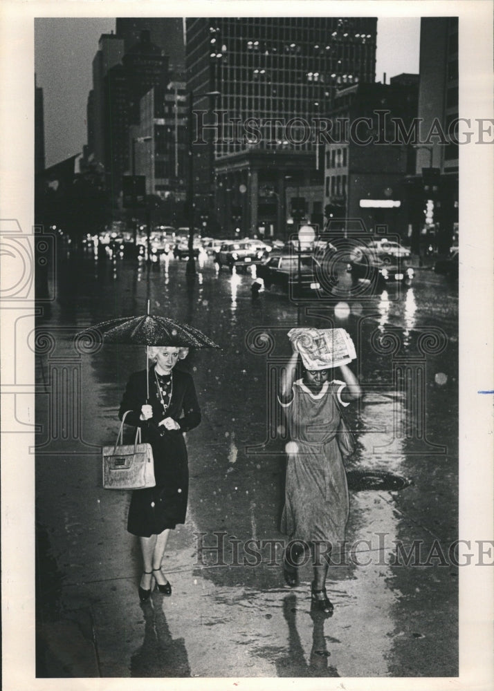 1980 Michigan Ave Commuters Heavy Rain - Historic Images