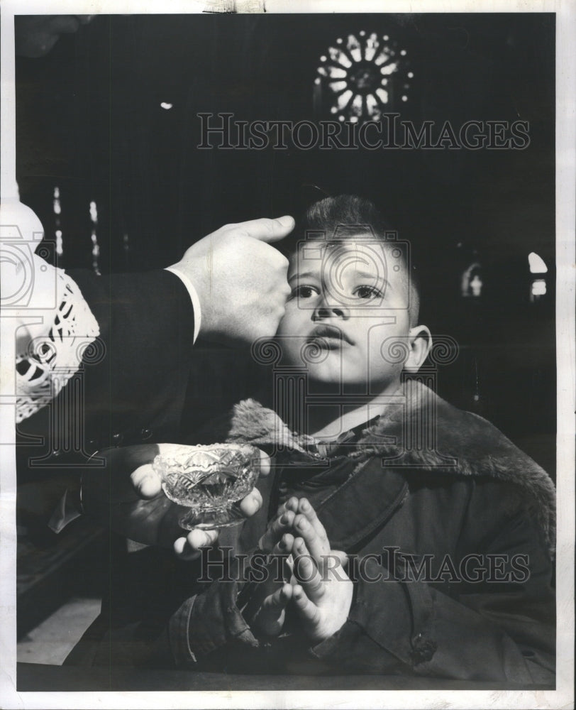 1958 Press Photo Child rehearsing for Ash Wednesday - Historic Images