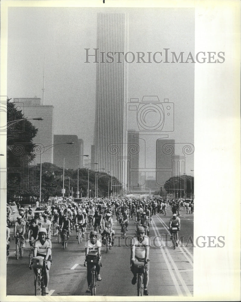 1983 Bicyclists Buckingham Fountain - Historic Images