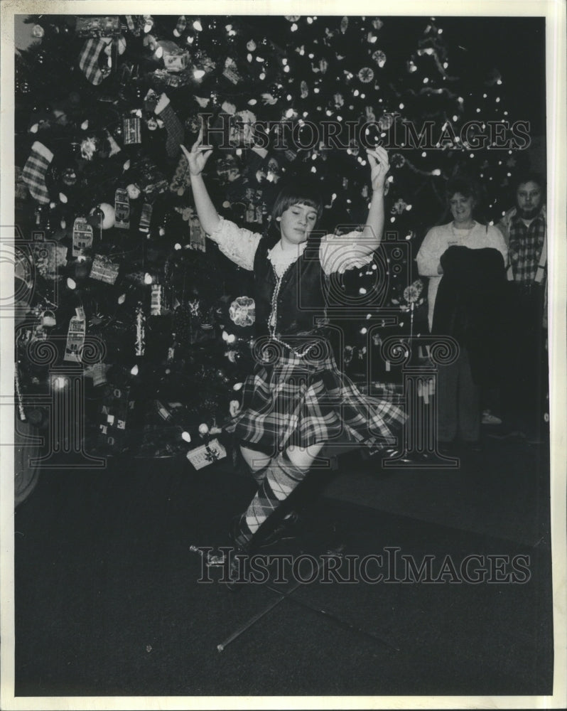 1986 Girl dancing a Scotland Highland Fling - Historic Images