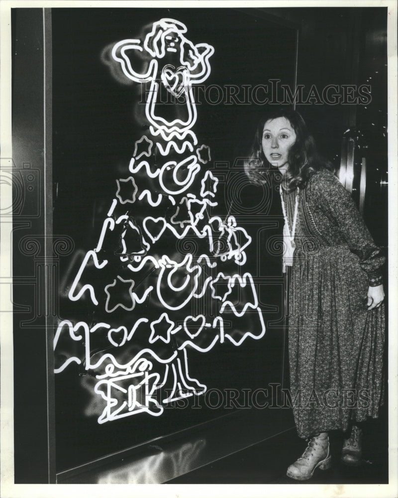 1982 Bonnie Lucas, Xmas Tree contest winner - Historic Images