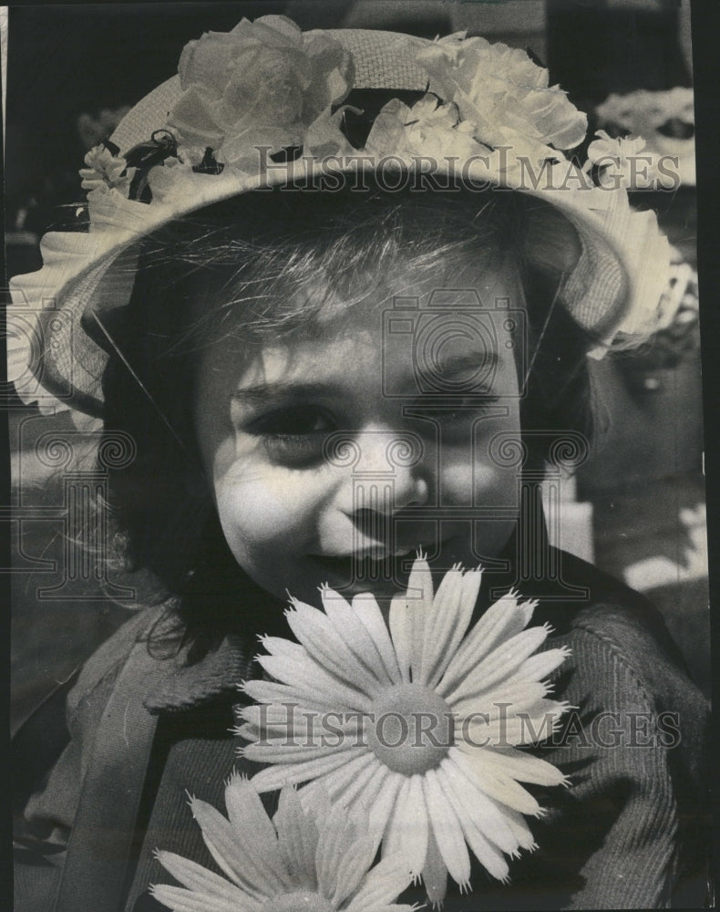 1971 Press Photo Toddler in Easter Bonnet Parade - Historic Images