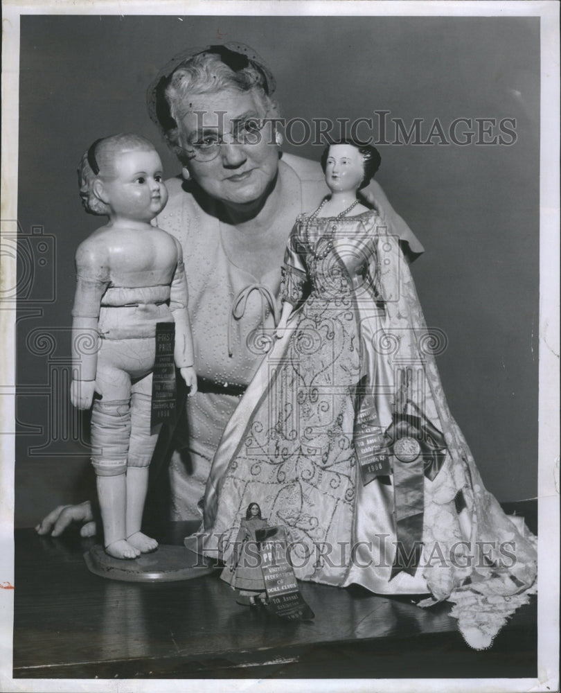 1956 Press Photo Mrs. Frederick W. Weaterhelmeg Doll Co - Historic Images