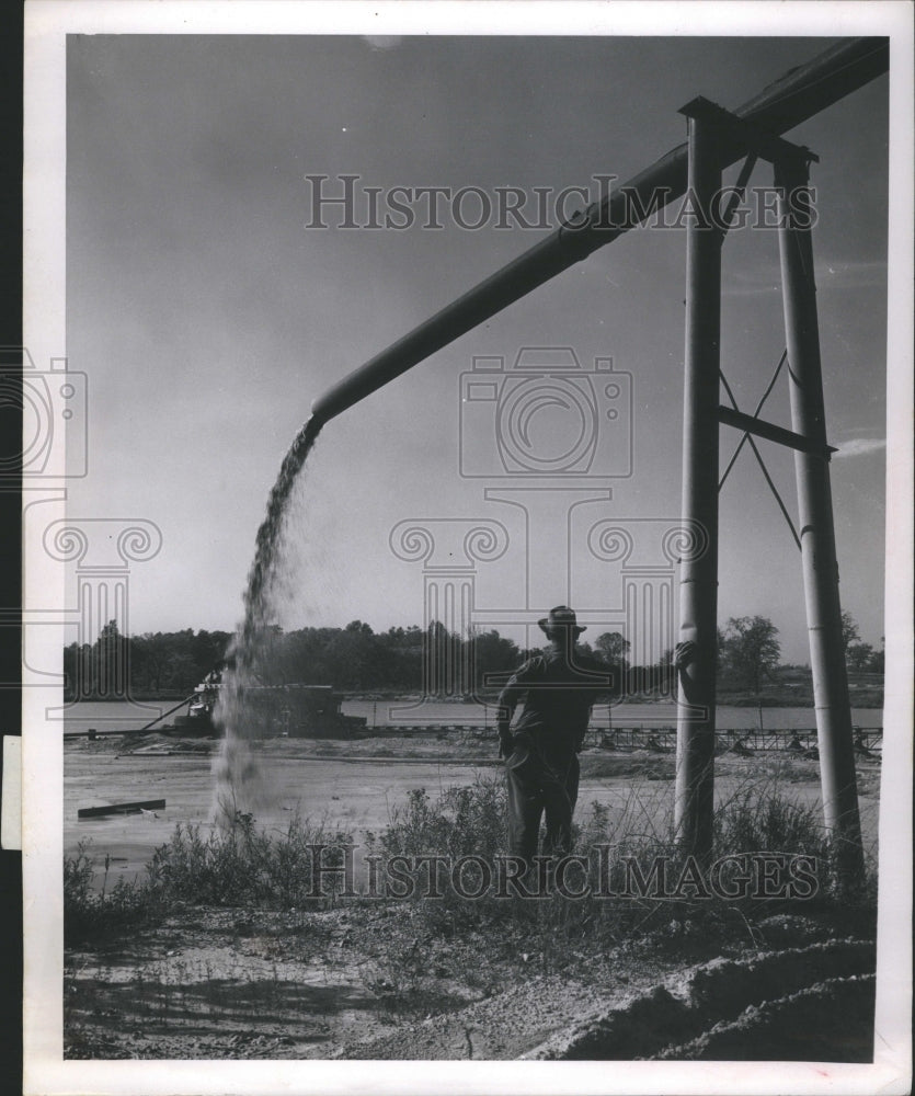 1952 Press Photo Water Lake Gravel Man Pipes - Historic Images
