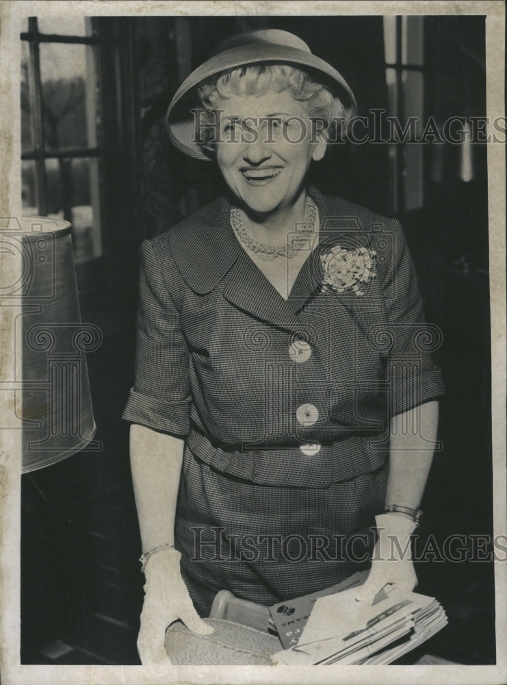 1959 Press Photo Mrs Awiin l Wheaton Reading Books Hat - RRR73947 - Historic Images