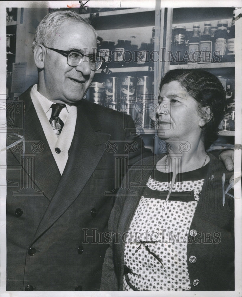 1954 Press Photo Ferris Hanna Pine Run Grocer Wife - Historic Images