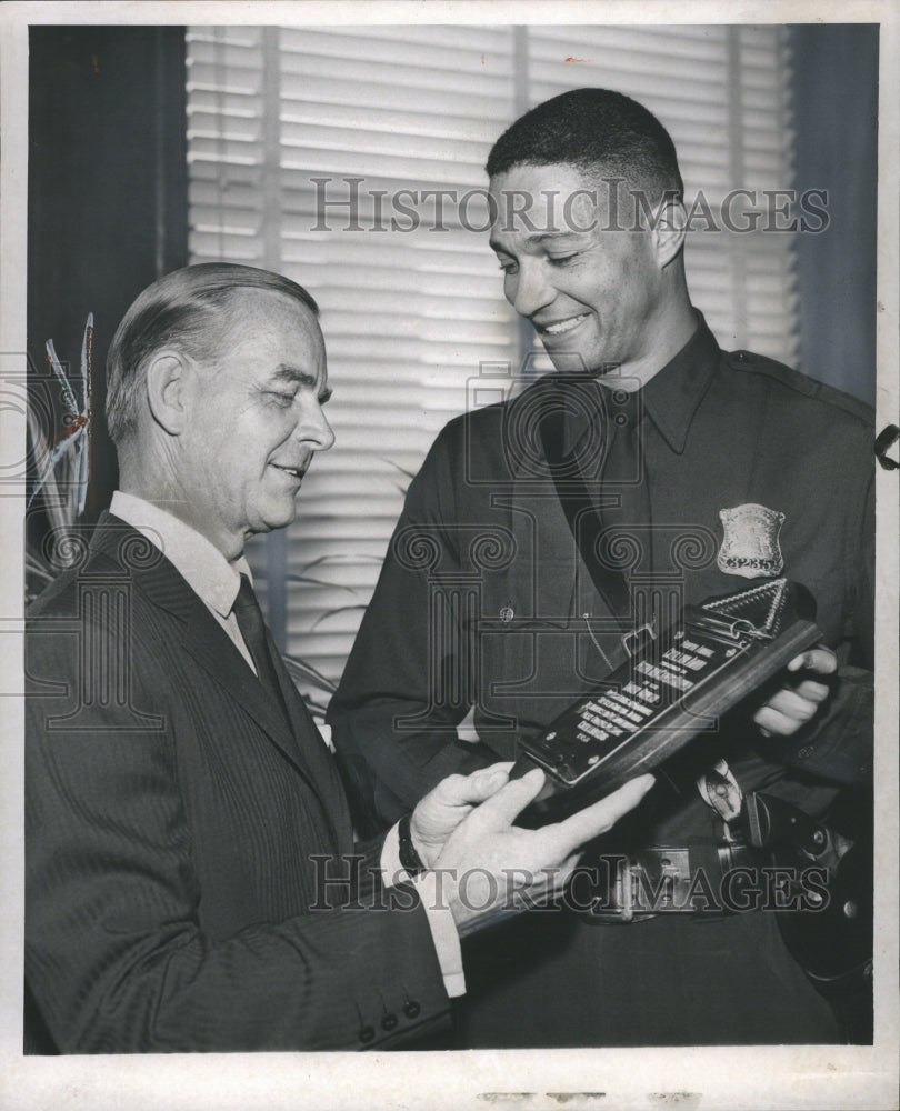 1958 Press Photo Commissioner Hart Patrolman Capers Har - Historic Images