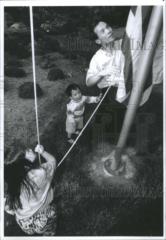 1992 Tran Van Ca Hoists American Flag Great - Historic Images