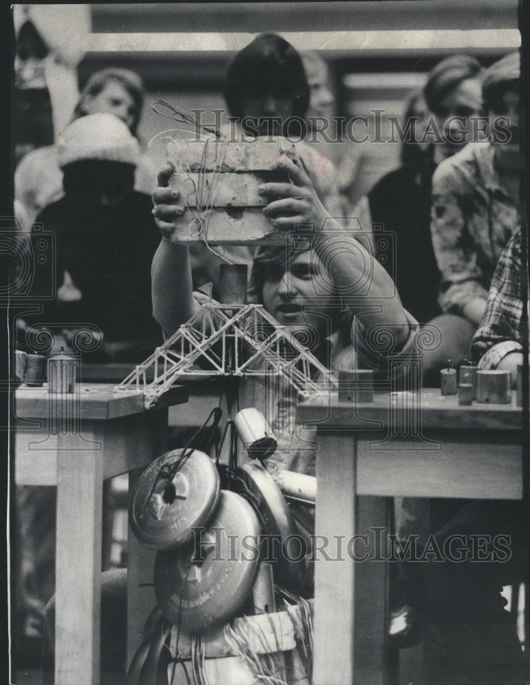 1975 Press Photo Ken Gach Bricks Bridges Pounds - Historic Images