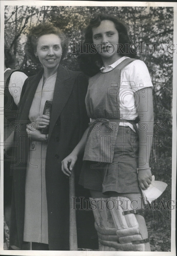 1944 Mrs Fred W Sanders Daughter Nancy Mic - Historic Images