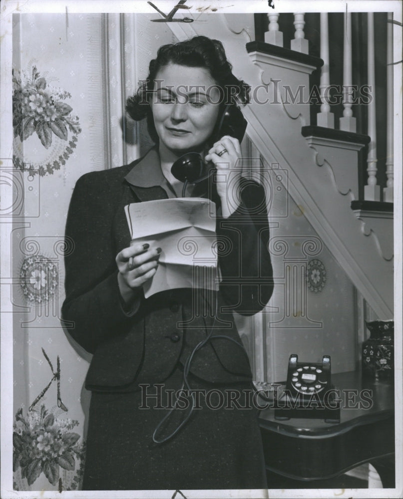 1941 Mrs. Brewster Loud Jr. on the telephon - Historic Images