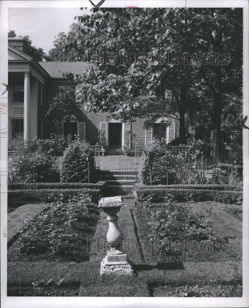 1949 Mrs. Russell A. Alger Garden - Historic Images