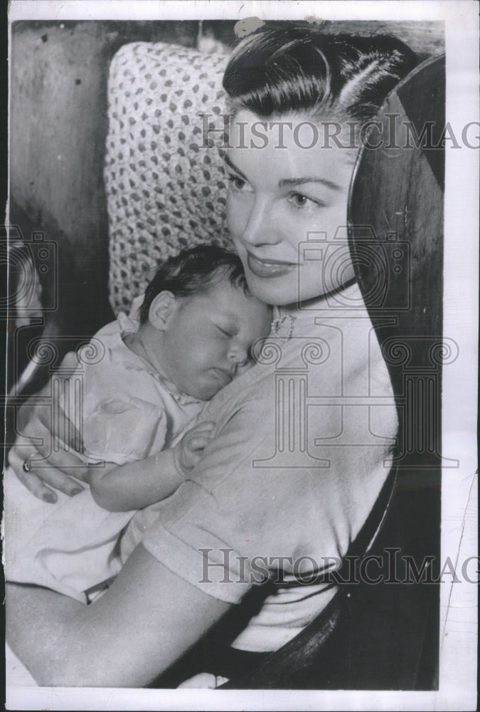 1953 Esther Williams with her son sleeping - Historic Images